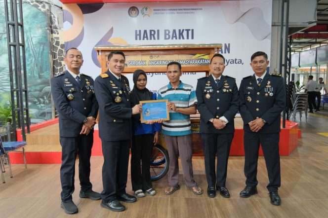 
 Kalapas Kelas I Malang, Christo Victor, bersama pejabat utama (PJU) Lapas menyerahkan bantuan gerobak kepada keluarga warga binaan pemasyarakatan (WBP). (ist)