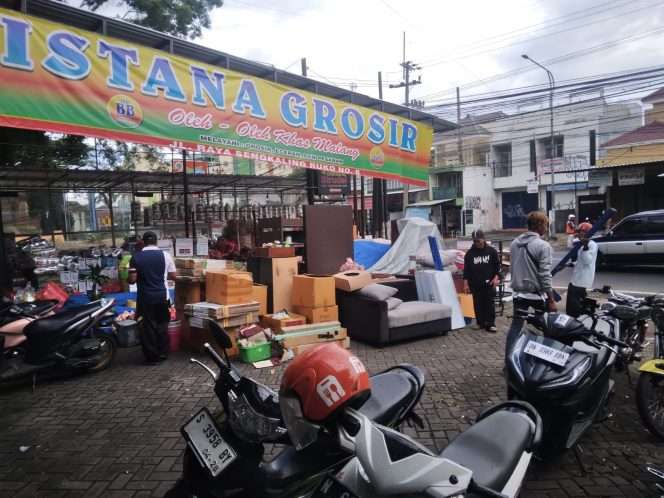 
 Kondisi barang dagangan milik Achmad Junaidi yang dikeluarkan dari toko saat proses eksekusi, dipastikan berpotensi mengalami kerusakan. (ist)