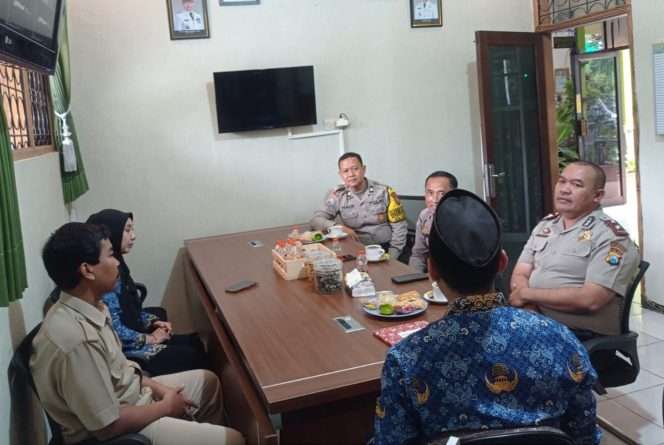 
 Kapolsek Kedungkandang Kompol Roichan, didampingi Kanit Binmas Ipda Agus, bersama Kepala Sekolah SMPN 21 sebelum memberikan penyuluhan. (ist)