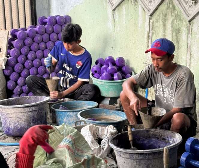 
 Dokumentasi pembuatan isi dan pengisian dumbell. (ist)
