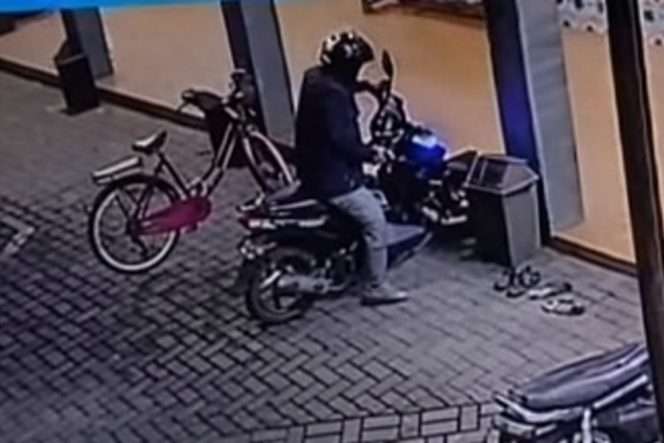 
 Aksi pelaku terekam kamera CCTV. (IG @gdlstory)