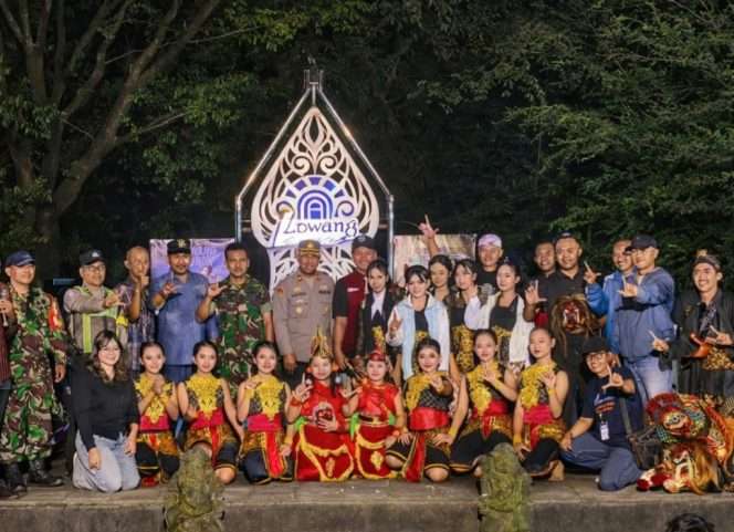 
 Berfoto bersama di sela kegiatan digelar Organisasi Sosial Arek Lawang (ARELA) Official memperingati Hari Bumi sekaligus Hari Tari. (IG Lawangku)