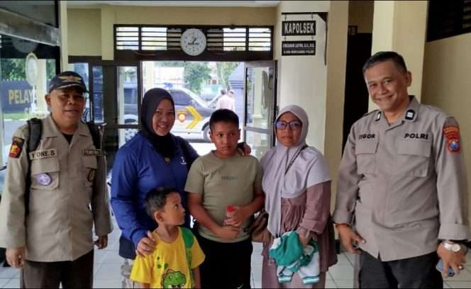
 Ibu korban, Eika Anggraini Nurhidayah, bersama Kafa Ayatulloh Al Haseik dan petugas Polsek Blimbing usai Kafa ditemukan. (ist)