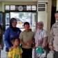 Ibu korban, Eika Anggraini Nurhidayah, bersama Kafa Ayatulloh Al Haseik dan petugas Polsek Blimbing usai Kafa ditemukan. (ist)