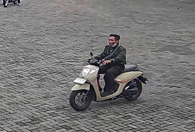 
 Aksi pelaku terekam kamera CCTV. (CCTV SPBU Pakisaji)