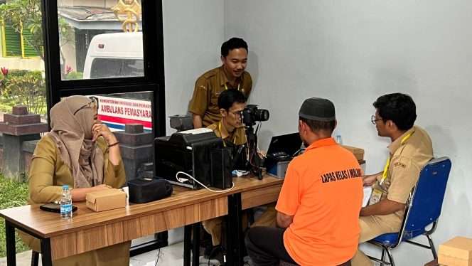 
 Petugas Dinas Kependudukan dan Pencatatan Sipil (Disdukcapil) Kabupaten Malang saat melakukan pemadanan data Warga Binaan Pemasyarakatan (WBP) di Lapas Kelas I Malang. (ist)
