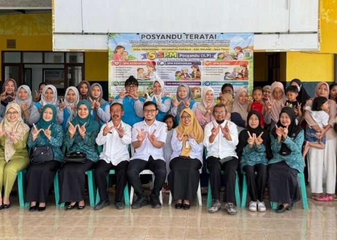 
 Berfoto bersama di sela kegiatan kunjungan ke Posyandu di Pakisaji. (IG Pakisaji)