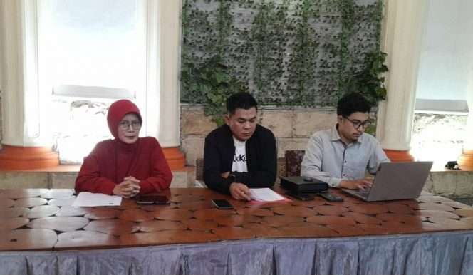 
 Heli SH, kuasa hukum Tatik Suwartiatun, bersama tim saat konferensi pers terkait penahanan tiga tersangka dalam sengketa Sardo Swalayan. (Rohim Alfarizi)