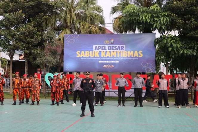
 Kapolres Batu, AKBP Dr. Aris Purwanto, S.H., S.I.K., M.H saat memimpin Apel Besar Sabuk Kamtibmas di halaman Mapolres Batu. (Yan)