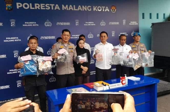 
 Kasatreskrim Polresta Malang Kota, AKP Rahmad Aji Prabowo, bersama Kabag Ops Kompol Wiwin, Kanit Propam, dan Humas Polresta Malang Kota saat menggelar rilis kasus pembakaran gudang. (ist)