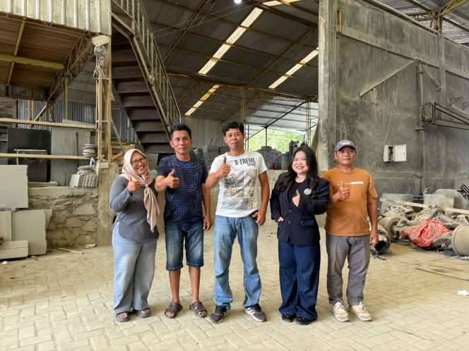 
 Tim pendamping dan pemilik usaha. (ist)