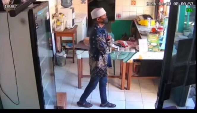 
 Pelaku pencurian ponsel yang berpura-pura sebagai pembeli minuman di Warung Arkana. (ist)