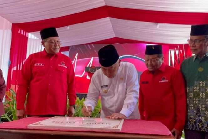 
 Bupati Malang HM Sanusi menandatangani plakat tanda diresmikannya Masjid At-Taufiq DPC PDI Perjuangan Kabupaten Malang. (ist)