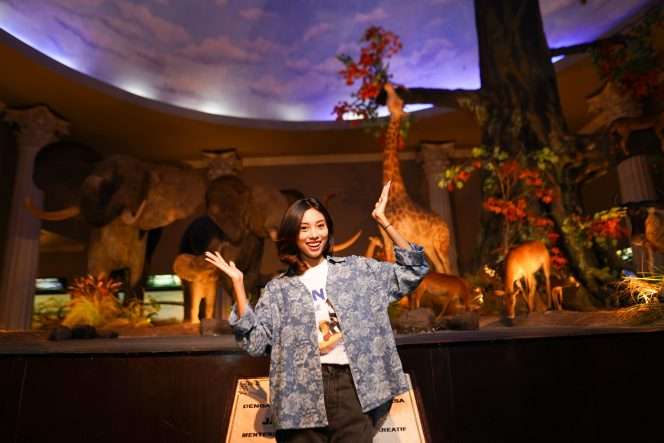 
 Pengunjung Museum Satwa dengan latar belakang sejumlah hewan yang telah diawetkan dan  dilengkapi dengan penjelasan informatif di setiap galerinya. (ist)
