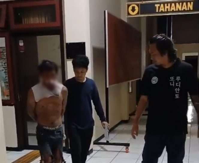
 (MM), salah seorang dari komplotan pelaku Curanmor asal Pasuruan, yang berhasil diamankan Satreskrim Polres Batu. (Yan)