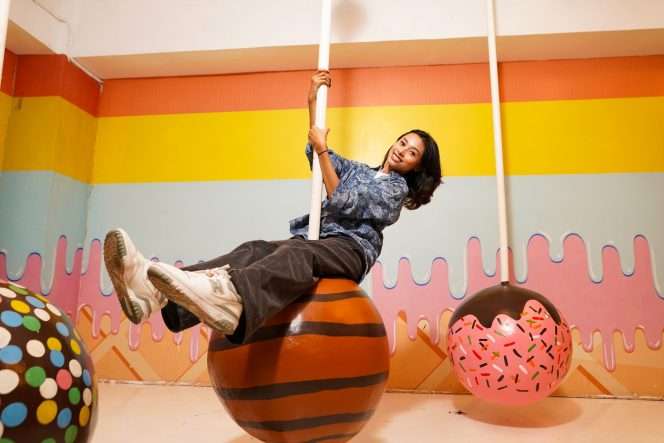 
 Pengunjung bermain menggunakan instalasi permen raksasa di Sweet Memories Selfie di Jatim Park 2 Batu. (ist)
