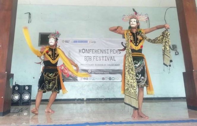 
 Tari Topeng Gunung Sari membuka konferensi pers Festival Budaya Busu Jaman Biyen (BJBfest) 2026 di Balai Dusun Busu, Desa Slamparejo, Kecamatan Jabung, Kabupaten Malang, Kamis (2/4/2026). (ist)