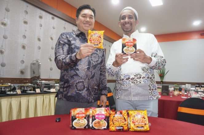 
 Chief Operating Officer PT Suprama, Tjun Sulestio dan brand ambassador Mi Burung Dara, Habib Ja’far di Hotel Aria Gajayana Malang, Jumat (10/4/2026). (Nedi Putra AW)