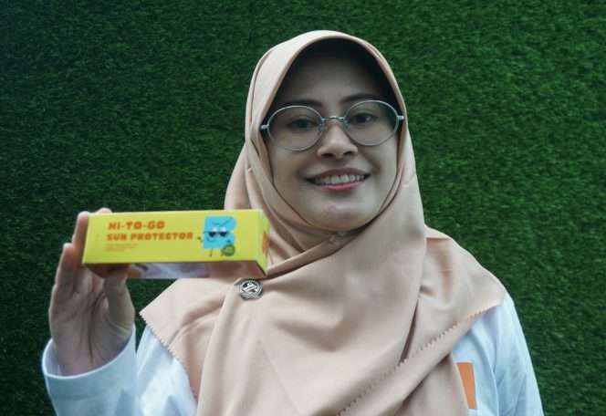 
 Dr. Rosalina Ariesta Laeliocattleya dari Fakultas Teknologi Pertanian Universitas Brawijaya (FTP-UB) berhasil mengembangkan Hi-To-Go Sun Protector, inovasi sunscreen berbahan rambut jagung di Omah Atsiri, Baloga, Jumat (17/4/2026). (Nedi Putra AW) 
