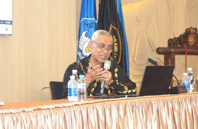 
 Guru Besar Fakultas Matematika dan Ilmu Pengetahuan Alam (FMIPA) Universitas Brawijaya, Prof. Dr. Ir. Solimun, MS, kegiatan Ngopi Sam di MIPA Center UB, Jumat (17/4/2026). (Nedi Putra AW)
