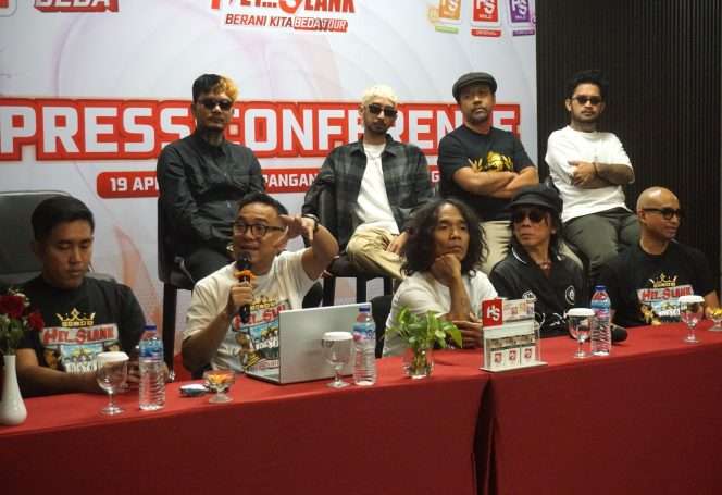 
 Direktur Sales & Marketing HS, Falah Adha, (dua dari kiri), bersama Slank dan sejumlah grup musik pendukung Tur “Hey Slank Berani Kita Beda” saat konferensi pers di THE 1O1 Malang OJ Hotel, Minggu (19/4/2026). (Nedi Putra AW)