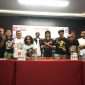 Personel Slank bersama manajemen HS dan sejumlah grup musik pendukung Tur “Hey Slank Berani Kita Beda” saat konferensi pers di THE 1O1 Malang OJ Hotel, Minggu (19/4/2026). (Nedi Putra AW)