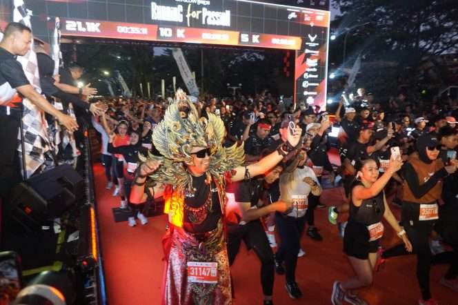 
 Para peserta MS Glow For Men Malang Half Marathon 2026 saat start di Balai Kota Malang, Minggu (26/4/2026) pagi. (Nedi Putra AW)