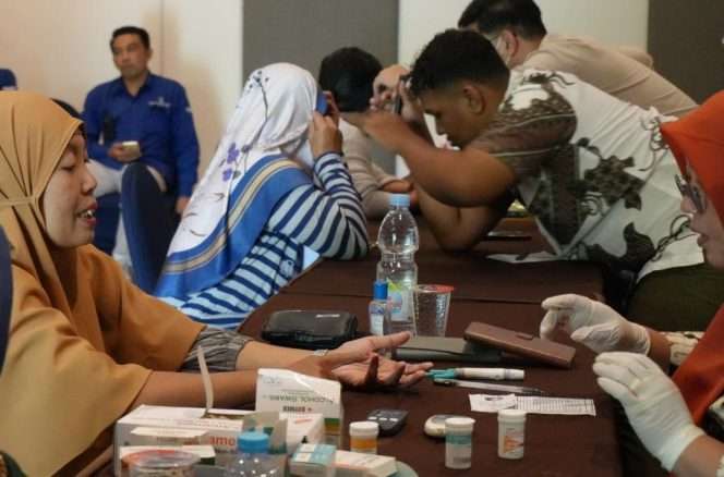 
 Pemeriksaan THT bagi warga dalam program CSR yang diinisiasi BeSS Resort & Waterpark Lawang, Senin (27/4/2026). (ist) 
