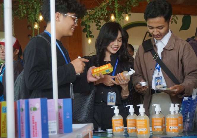 
 Pengunjung mengamati sejumlah produk BOUMI, brand personal care anak berbasis bahan alami yang dikembangkan dari hasil riset multidisiplin di Omah Atsiri, Batu Love Garden (Baloga), Jatim Park Kota Batu, Jumat (17/4/2026). (Nedi Putra AW)