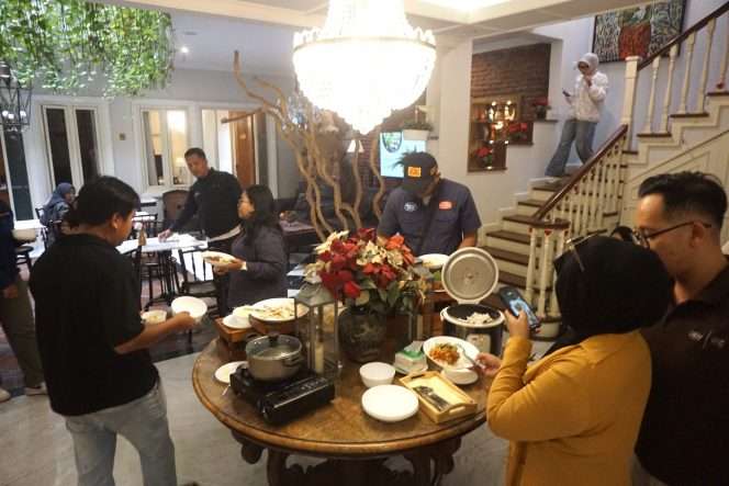 
 Para undangan menikmati sajian sarapan all you can eat bernuansa homey yang diluncurkan di Boutique B21 Malang, Rabu (22/4/2026). (Nedi Putra AW)