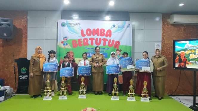 
 Para Juara Lomba Bertutur Tingkat SD Se-Kota Malang bersama Kepala Dinas Perpustakaan dan Arsip Daerah (tengah), Sekretaris Dinas, dan Kepala Bidang Layanan dan Pengembangan Perpustakaan, Selasa (28/4/2026). (ist)