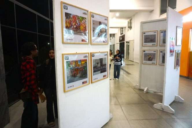 
 Sejumlah pengnjung menyimak pameran foto The Art of Diversity” dari Malang Photo (MPC) di koridor timur Malang Town Square (Matos), Minggu (26/4/2026). (Nedi Putra AW).