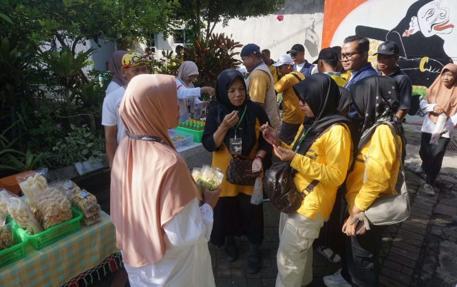 
 Rombongan dari Desa Ngunut, Ponorogo bersama Yayasan Menabung Air Maesa Group mencoba produk UMKM dari hasil urban farming warga Kampung Semar, Arjosari, Selasa (14/4/2026). (Nedi Putra AW)
