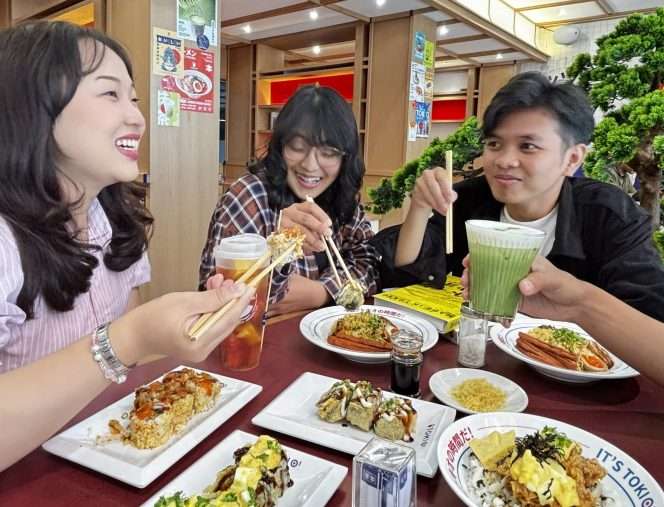 
 Pelanggan menikmati aneka menu andalan bernuansa musim semi Jepang dalam acara spesial bertajuk 