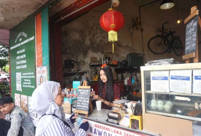 
 Kegiatan salah satu UMKM di Malang. Kredit produktif, khususnya UMKM di wilayah kerja OJK Malang, nilainya masih di bawah kredit konsumsi. (Nedi Putra AW)