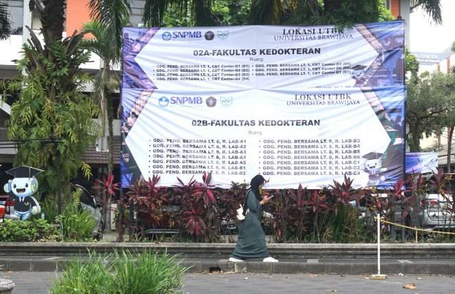 
 Seorang mahasiswi melintas Fakultas Kedokteran UB yang menjadi salah satu lokasi pelaksanaan Ujian Tulis Berbasis Komputer-Seleksi Nasional Berdasarkan Tes (UTBK-SNBT) 2026, Selasa (21/4/2026). Sebanyak 16.225 peserta kali ini akan memperebutkan kuota 5.793 Kursi. (Nedi Putra AW)