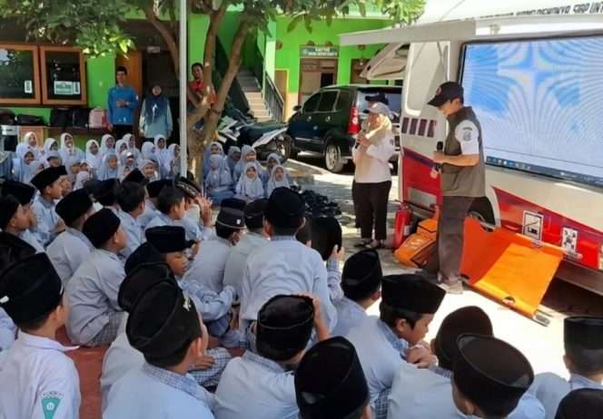 
 Ratusan siswa MI Maarif 04 Tamanharjo, Singosari antusias mengikuti edukasi penanggulangan bencana dengan sarana Mobil Edukasi Penanggulangan Bencana atau MOSIPENA milik Badan Penanggulangan Bencana Daerah (BPBD) Provinsi Jawa Timur. (IG BPBD)