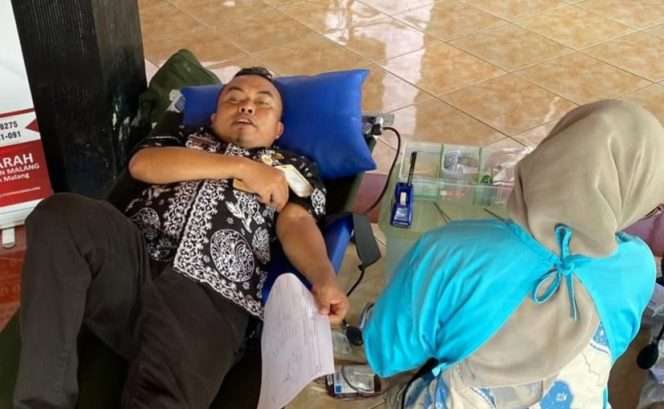 
 Camat Pakisaji, Taufik Nurahman, S.STP., M.AP, ikut mendonorkan darah bersama jajaran staf Kecamatan Pakisaji. (IG Pakisaji)