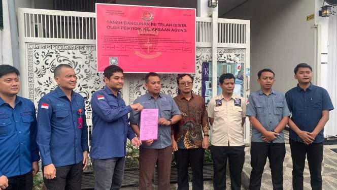 
 Kasi Barang Bukti, Bayanullah, menerima surat bukti penyitaan barang dalam kasus tindak pidana korupsi ekspor crude palm oil (CPO). (ist)