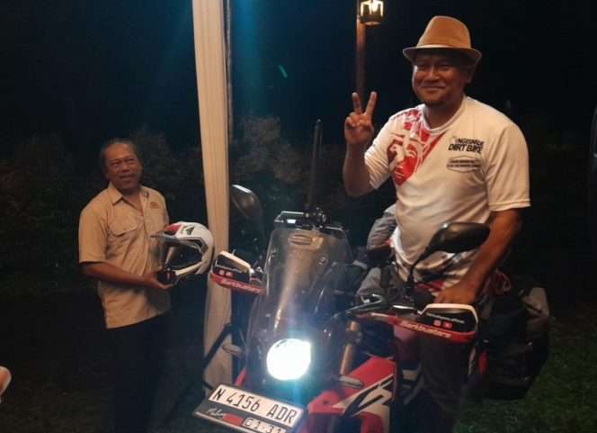 
 Sam HC bersama motornya yang akan menemaninya dalam perjalanan panjang ekspedisi melintasi 14 negara. (Rohim Alfarizi)
