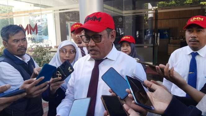 
 Rektor Universitas Muhammadiyah Malang Prof. Nazaruddin Malik memberikan keterangan terkait Hari Pendidikan Nasional (Hardiknas) usai memimpin upacara peringatan Hardiknas. (ist)