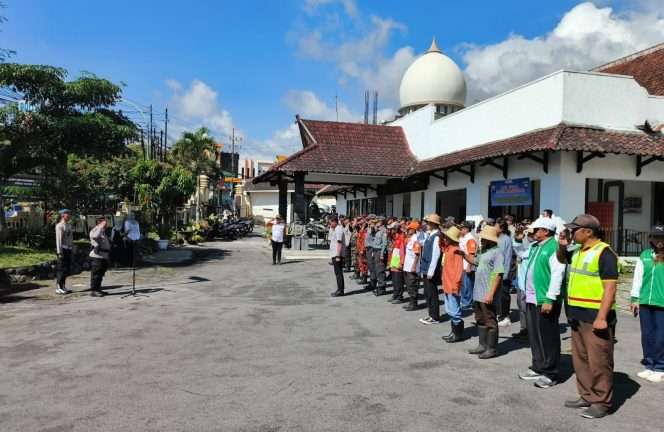 
 Kapolsek Batu, AKP Muhammad Subhan, S.H saat tengah memimpin apel Serentak Sabuk Kamtibmas 2026 di halaman Mapolsek Batu. (Yan)