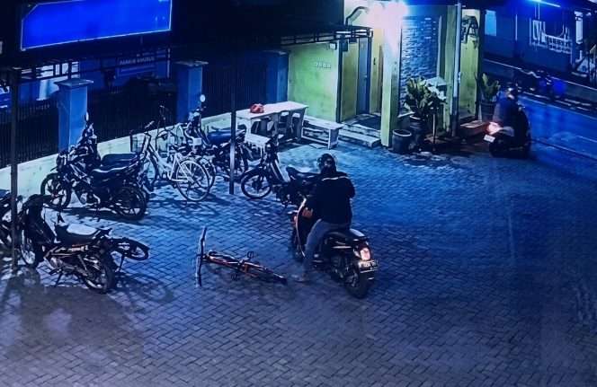 
 Detik-detik setelah pelaku berhasil menjarah motor, ditarik mundur dari deretan motor, lalu kabur terekam CCTV. (IG gdl story)