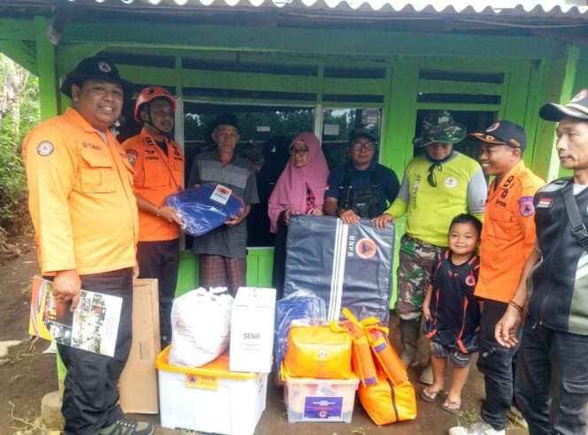 
 Simbolis penyerahan bantuan BPBD kepada keluarga terdampak.(BPBD for Baca Malang)