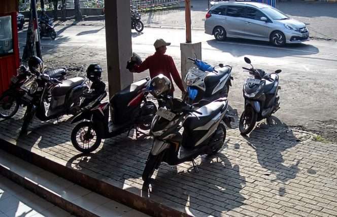
 Aksi pelaku terekam kamera CCTV. (IG infomalangan)