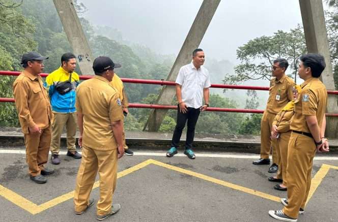 
 Kasatreskrim Polres Batu, AKP Joko Supriyanto bersama tim teknis DPUPR Provinsi Jatim, saat tengah survei ke lokasi Jembatan Cangar 1 dan 2. (Yan)