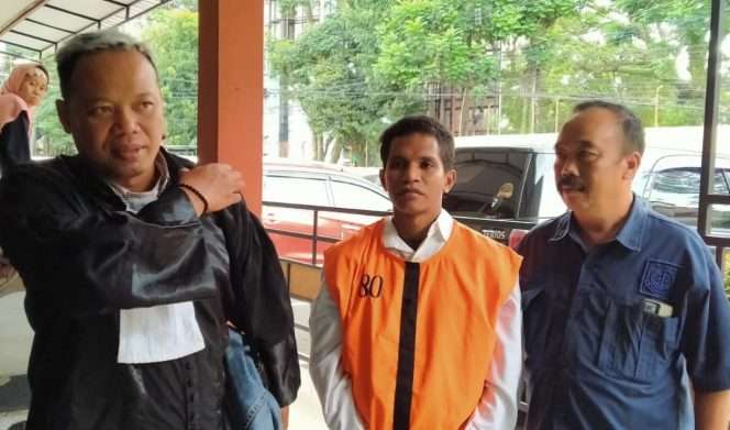 
 Kuasa hukum terdakwa Guntur Adi Saputra bersama terdakwa usai mengikuti persidangan di Pengadilan Negeri Malang. (ist)