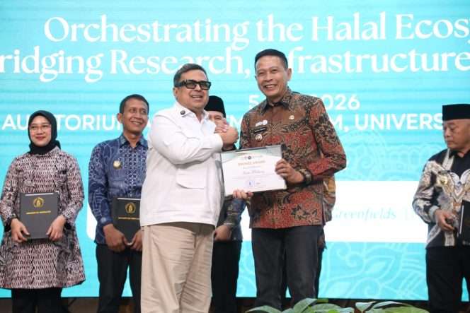 
 Penghargaan diterima langsung oleh Wali Kota Wahyu dari Kepala Badan Penyelenggara Jaminan Produk Halal, Haikal Hassan, dalam acara yang digelar di Auditorium Algoritma, Gedung FILKOM UB, Selasa (5/5/2026). (ist)