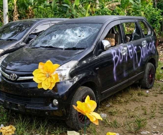 
 Salah satu kendaraan yang dirusak. (ist)