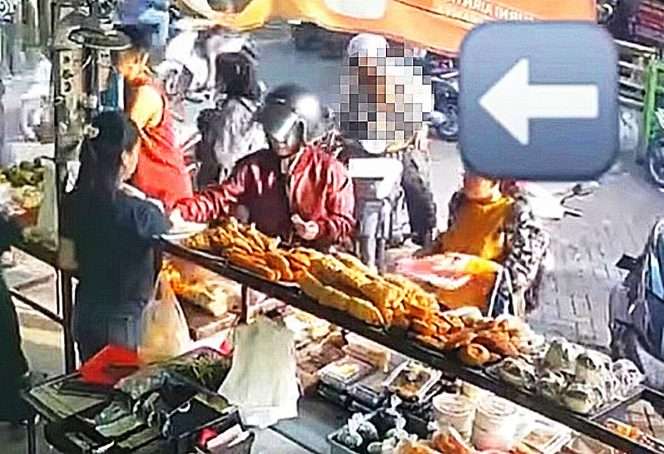 
 Aksi miris pelaku sembari memboncengkan anak kecil di motor (tanda panah), mencuri HP yang ditaruh di dasbor motor pembeli jajan di Taman Merjosari, Kota Malang, terekam kamera CCTV. (IG infomalangan)